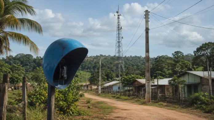 Orelhão e infraestrutura de telecomunicações representam a continuidade do serviço de voz em localidades de Rondônia