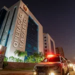 Justiça recebe denúncia contra 22 investigados na Operação Basalto Sede do MPRO à noite com viatura e intervenção editorial Operação Basalto na fachada