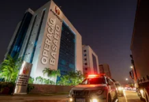 Justiça recebe denúncia contra 22 investigados na Operação Basalto Sede do MPRO à noite com viatura e intervenção editorial Operação Basalto na fachada