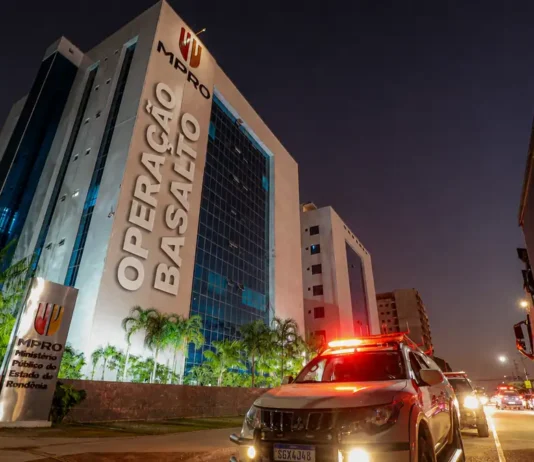 Justiça recebe denúncia contra 22 investigados na Operação Basalto Sede do MPRO à noite com viatura e intervenção editorial Operação Basalto na fachada
