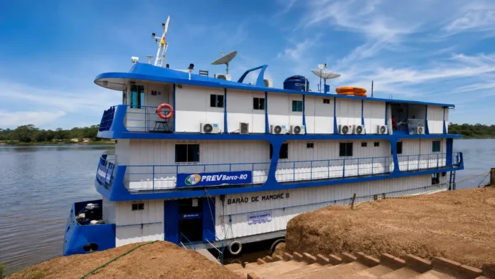 PREVBarco do INSS atracado em Costa Marques durante atendimento previdenciário em Rondônia.
