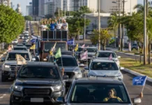 Campanha que pagar combustível de carreata terá de identificar carros e gastos Regras de carreata em Rondônia ilustradas por veículos com bandeiras em carreata eleitoral genérica