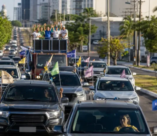 Campanha que pagar combustível de carreata terá de identificar carros e gastos Regras de carreata em Rondônia ilustradas por veículos com bandeiras em carreata eleitoral genérica