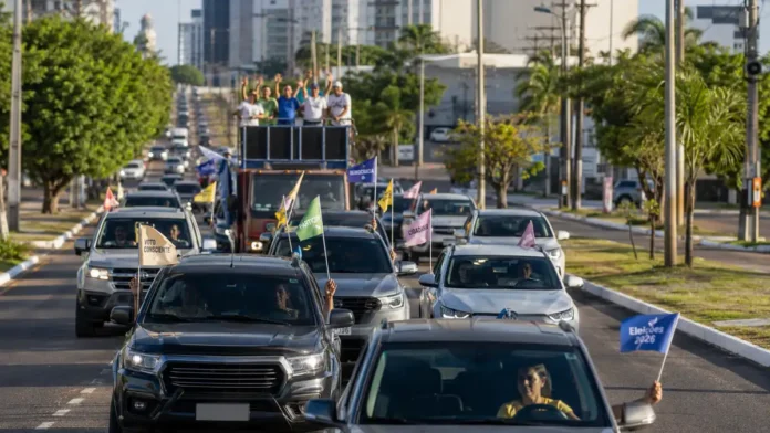 Regras de carreata em Rondônia ilustradas por veículos com bandeiras em carreata eleitoral genérica