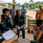 Defensorias de Rondônia e Amazonas atuam para regularizar terras de famílias ao longo da BR-319 Famílias e equipe em reunião comunitária sobre regularização fundiária na BR-319