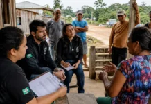 Defensorias de Rondônia e Amazonas atuam para regularizar terras de famílias ao longo da BR-319 Famílias e equipe em reunião comunitária sobre regularização fundiária na BR-319