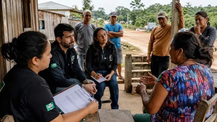 Famílias e equipe em reunião comunitária sobre regularização fundiária na BR-319