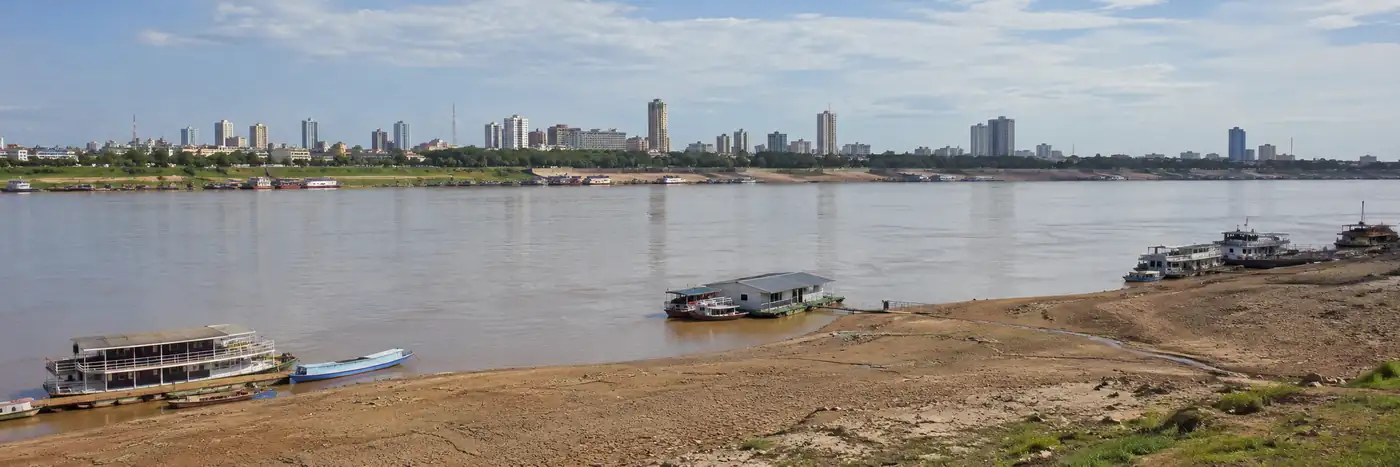 Paisagem do Rio Madeira em Porto Velho com margem exposta e embarcações