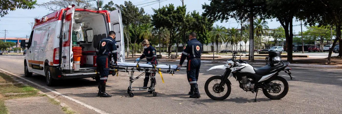 Equipe do SAMU organiza maca ao lado de ambulância e motocicleta em Porto Velho