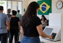 Eleições 2026: em Rondônia, votação será das 7h às 16h Eleitora usando urna eletrônica em seção de votação no estado de Rondônia