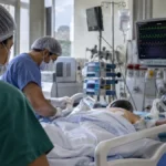 Paciente atendido em Cacoal recebe polilaminina após lesão grave na medula Equipe médica atende paciente em hospital de Cacoal após uso experimental de polilaminina em Rondônia