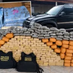 Polícia apreende cerca de 245 kg de droga durante abordagem na BR-429 Tabletes, embalagens e veículo associados à apreensão durante ação policial na BR-429, em Rondônia.