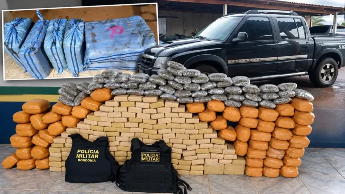 Tabletes, embalagens e veículo associados à apreensão durante ação policial na BR-429, em Rondônia.