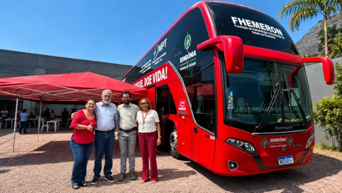 Composição sobre doação de sangue em Porto Velho com unidade móvel da Fhemeron e participantes representados.