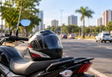Porto Velho terá entrega de 600 capacetes no domingo; veja como participar Capacetes em Porto Velho: imagem ilustrativa de motocicleta com capacete e antena corta-pipa junto ao guidão.