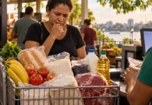 Cesta cai em agosto, mas Porto Velho ainda lidera alta de 2026 entre capitais Imagem ilustrativa de consumidora com alimentos básicos no caixa, representando a cesta básica em Porto Velho