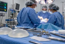 Pregão de R$ 1,78 milhão prevê materiais para cirurgias reparadoras em Rondônia Cirurgias reparadoras em imagem editorial de sala cirúrgica com materiais hospitalares