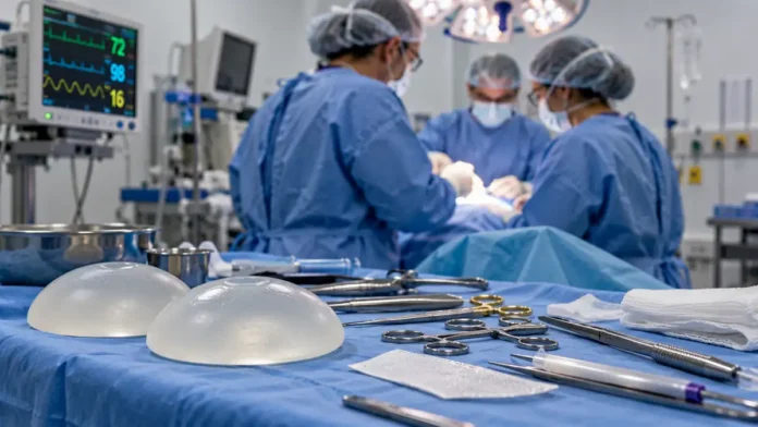 Cirurgias reparadoras em imagem editorial de sala cirúrgica com materiais hospitalares
