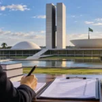 Câmara anuncia concurso com mais de 150 vagas e salário de até R$ 30,8 mil Concurso da Câmara em composição editorial com Congresso Nacional e material de estudo
