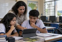 Tecnologia para ensino médio: TCE mantém contratação suspensa e cobra números da Seduc Composição editorial sobre tecnologia educacional e contratação da Seduc em Rondônia