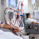 SUS anuncia novo modelo de atendimento para pacientes com doença renal crônica Ilustração sobre cuidados renais SUS com equipamento de hemodiálise e pacientes em ambiente clínico genérico.
