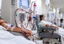 SUS anuncia novo modelo de atendimento para pacientes com doença renal crônica Ilustração sobre cuidados renais SUS com equipamento de hemodiálise e pacientes em ambiente clínico genérico.