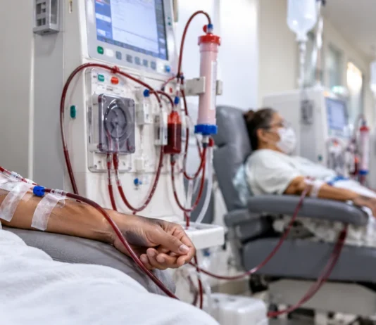 SUS anuncia novo modelo de atendimento para pacientes com doença renal crônica Ilustração sobre cuidados renais SUS com equipamento de hemodiálise e pacientes em ambiente clínico genérico.