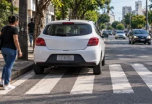 Carro sobre faixa de pedestres pode ser denunciado por WhatsApp em Porto Velho Veículo estacionado sobre faixa de pedestres em via urbana de Porto Velho