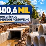Porto Velho prevê R$ 400,6 mil para drenagem em pontos críticos de alagamento Drenagem em Porto Velho com aduelas e manilhas em composição editorial ilustrativa