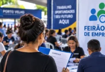 Feirão de Emprego em Porto Velho: veja data, local, cadastro e currículo Composição editorial de Feirão de Emprego com candidata levando currículo a espaço de recrutamento