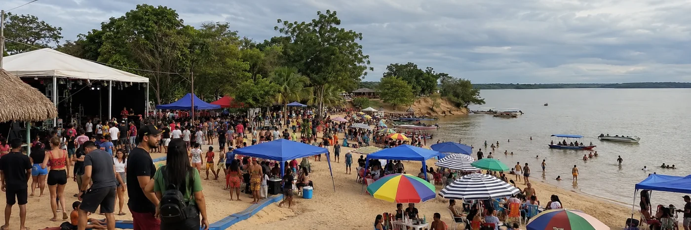 público na área de praia da Vila Calderita
