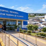Rondônia abre chamamento de R$ 119,6 milhões para gestão do complexo hospitalar de Vilhena Fachada do hospital de Vilhena em composição editorial sobre o chamamento para gestão do complexo hospitalar