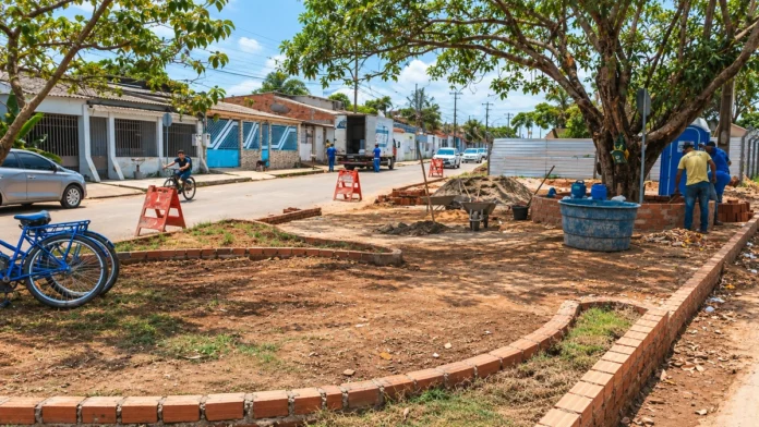 Área do jardim de chuva em construção no bairro Cohab, em Porto Velho