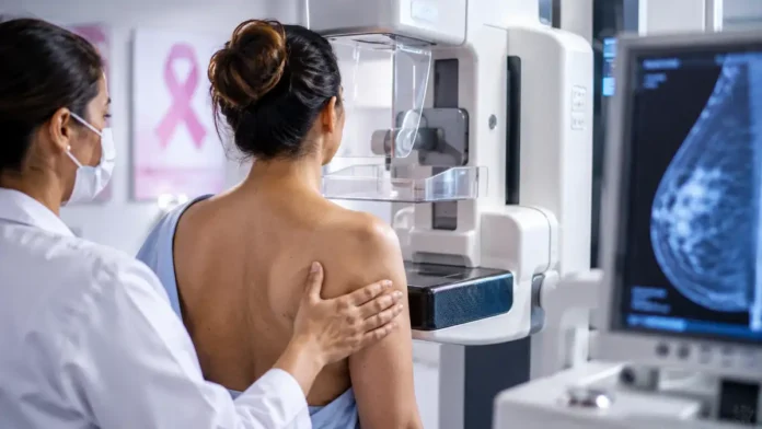 mamografia digital em clínica com paciente e profissional de saúde