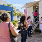 Porto Velho terá mamografia gratuita sem agendamento por três dias Composição editorial de unidade móvel de mamografia com mulheres aguardando atendimento em unidade de saúde.