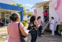 Porto Velho terá mamografia gratuita sem agendamento por três dias Composição editorial de unidade móvel de mamografia com mulheres aguardando atendimento em unidade de saúde.