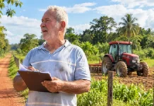 Receita publica manual do ITR 2026; produtor de Porto Velho tem até dia 30 Produtor rural em propriedade agrícola em composição editorial sobre o manual do ITR 2026