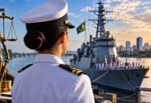 Marinha abre inscrições para uma vaga de Direito em Porto Velho Composição ilustrativa sobre seleção da Marinha em Porto Velho, com figura de uniforme naval, símbolo da Justiça e embarcação fictícia.