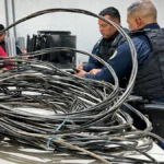 Operação Fio Desencapado fiscaliza ferros-velhos em Porto Velho Composição editorial sobre a Operação Fio Desencapado com cabos e equipes em ambiente de fiscalização.