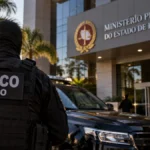 Gaeco deflagra segunda fase da Operação Labirinto de Bronze com novos mandados Operação Labirinto de Bronze: ilustração de agente e prédio institucional; não é registro real da segunda fase