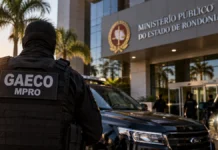Gaeco deflagra segunda fase da Operação Labirinto de Bronze com novos mandados Operação Labirinto de Bronze: ilustração de agente e prédio institucional; não é registro real da segunda fase