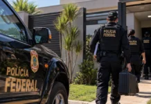 PF cumpre 15 mandados em investigação sobre contratos da Educação de Ji-Paraná Operação Página Virada ilustrada por composição de policiais diante de imóvel; imagem não documental.