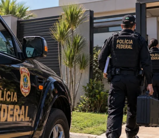 PF cumpre 15 mandados em investigação sobre contratos da Educação de Ji-Paraná Operação Página Virada ilustrada por composição de policiais diante de imóvel; imagem não documental.