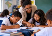 Prefeituras têm até 15 de setembro para concluir plano de recomposição da aprendizagem Professora orienta estudantes em atividade de recomposição da aprendizagem em sala de aula