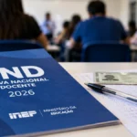PND 2026: confira os horários da prova em Rondônia e o prazo do questionário Ilustração da PND 2026 em Rondônia com caderno fictício, caneta preta transparente e sala de prova ao fundo.