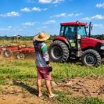 Agricultores de Porto Velho recebem serviços para preparar áreas de café e mandioca Composição ilustrativa sobre preparo de áreas rurais para café e mandioca em Porto Velho.