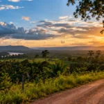 Primavera começa nesta terça em Rondônia; veja o que muda no clima Primavera em Rondônia: paisagem ilustrativa com estrada rural, vegetação e céu ao pôr do sol; não mostra evento climático real.