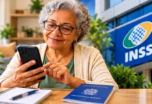 Prova de vida do INSS continua automática e regularização depende de aviso Prova de vida INSS com beneficiária consultando informações pelo celular