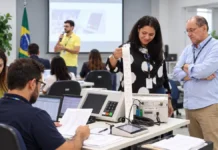 Auditoria das urnas em Rondônia avança; reunião com partidos será dia 17 Composição editorial sobre auditoria das urnas em Rondônia com ambiente técnico do TRE-RO e equipamentos eleitorais