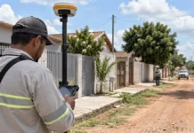 Monte Negro faz georreferenciamento em três setores para regularização fundiária Técnico com equipamento GNSS em composição editorial sobre regularização fundiária em Monte Negro